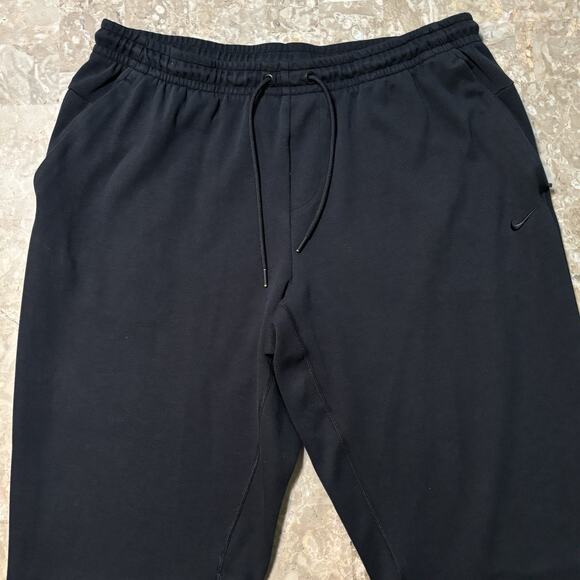 Nike Yoga Sweatpants Mens XL Black Primary Fleece Jogger Dri-FIT UV FZ5850 - Picture 1 of 11